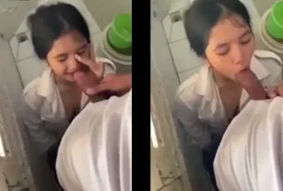 Em nữ sinh trốn học bú cây hàng khủng bạn thân trong wc